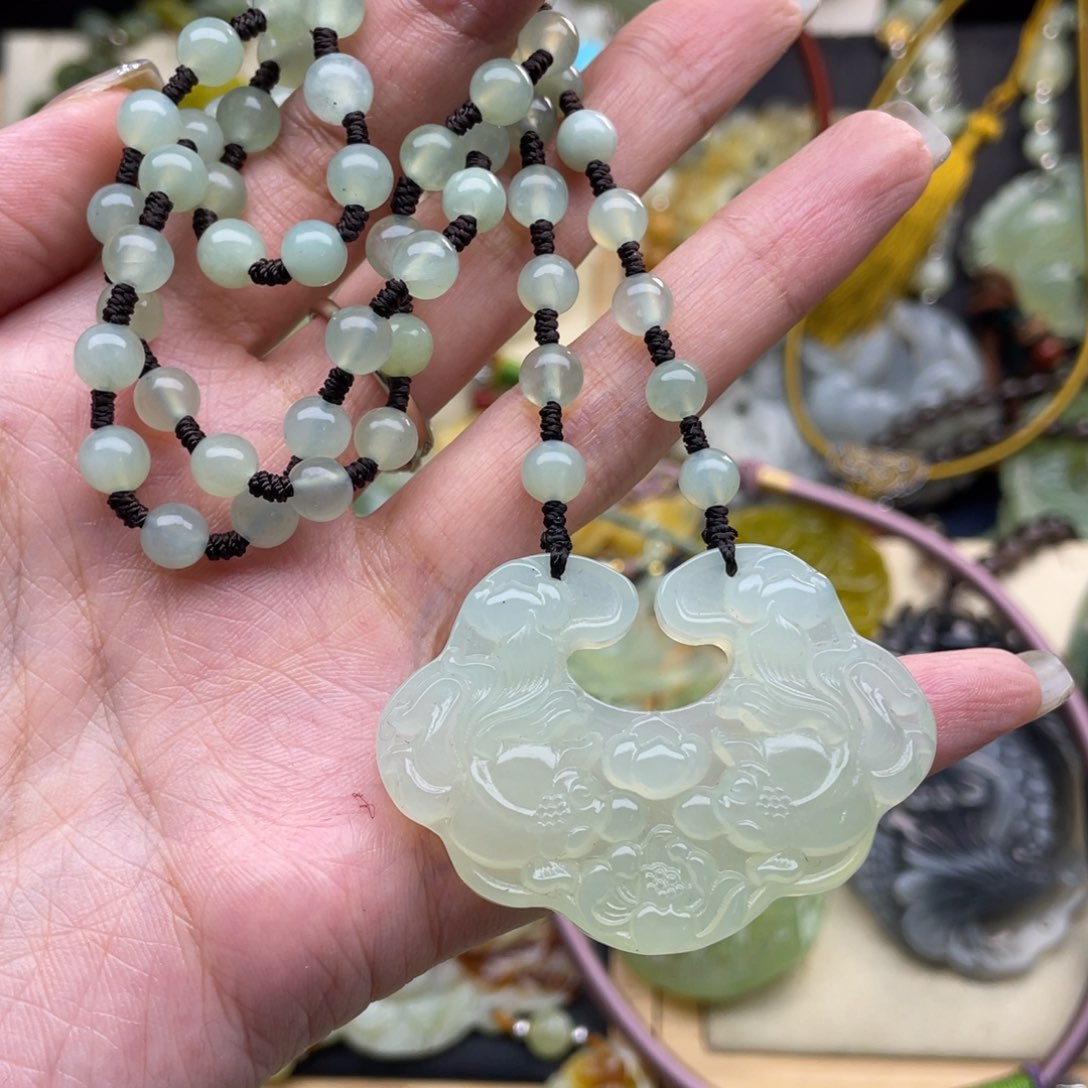 蛇纹石玉颈饰未镶嵌