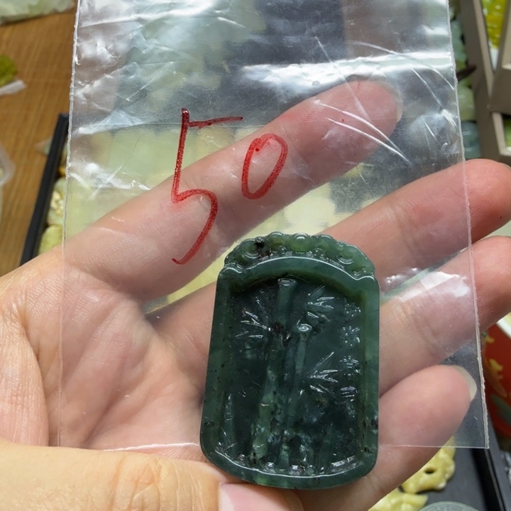 透闪石-蛇纹石玉吊坠未镶嵌