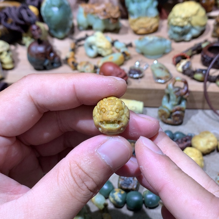 未镶嵌岫岩河磨玉（透闪石质玉）挂件