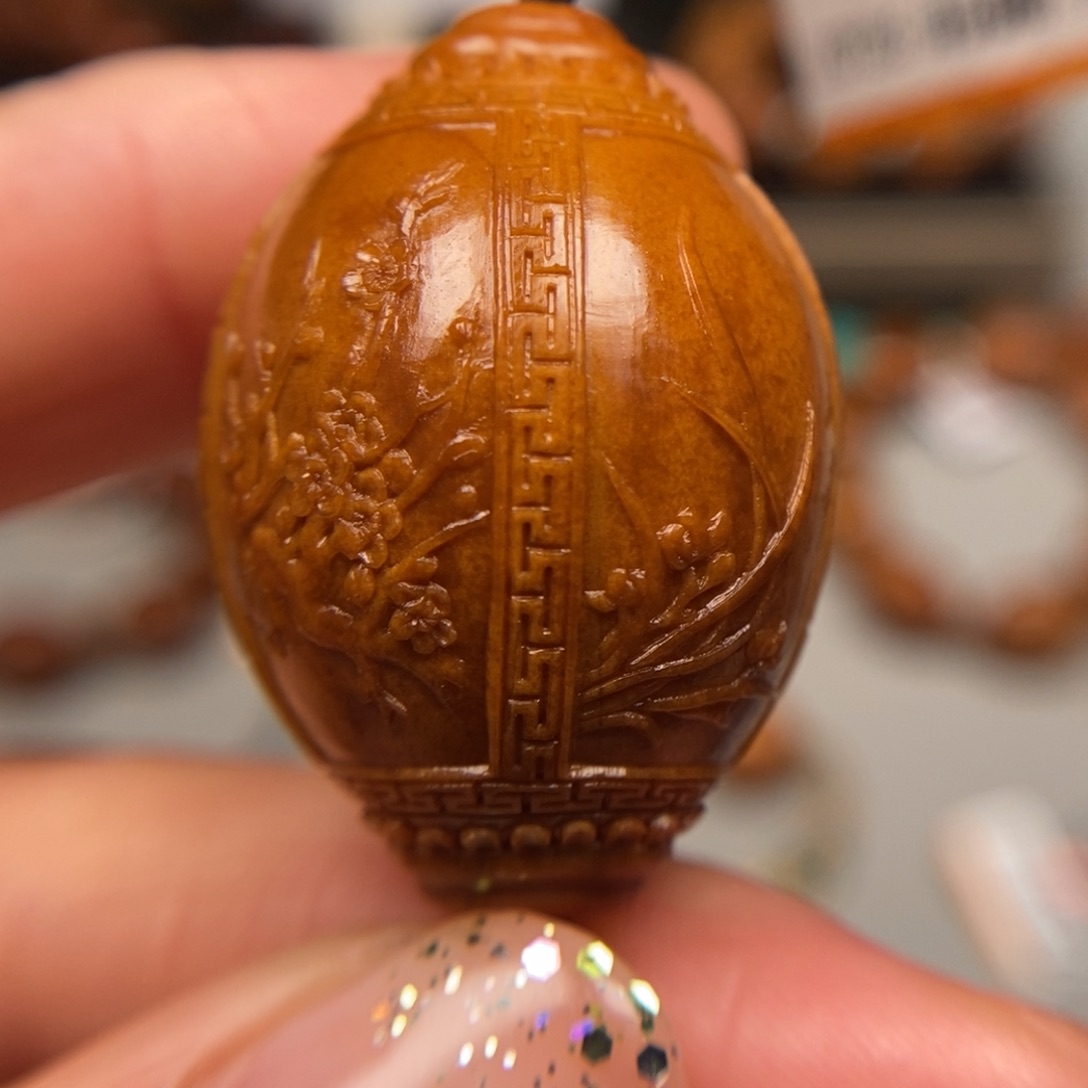 橄榄核吊坠梅兰竹菊