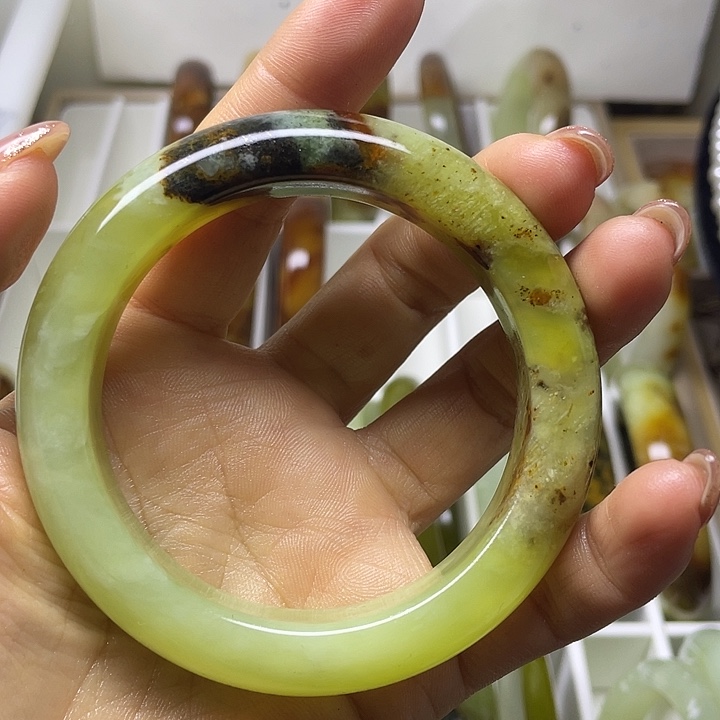 漫***雨蛇纹石玉未镶嵌手镯