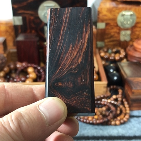 贡木忧****海红酸枝微凹牙签盒