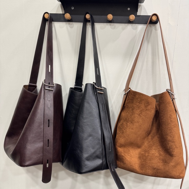 B秋冬简约韩系大容量单肩斜挎托特水桶包时尚百搭通勤女包