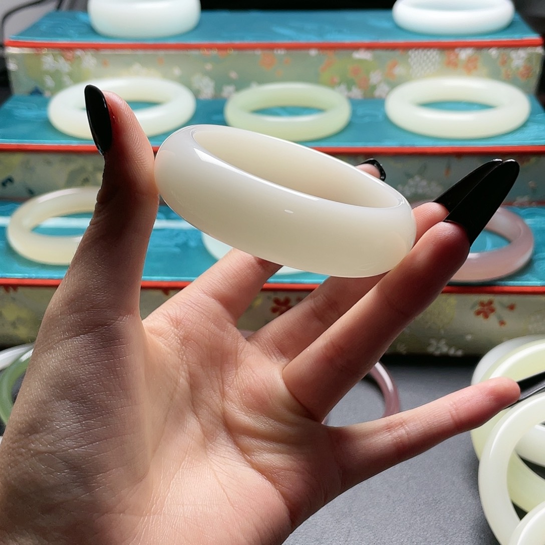 馨***月57+羊脂色小轮胎手镯