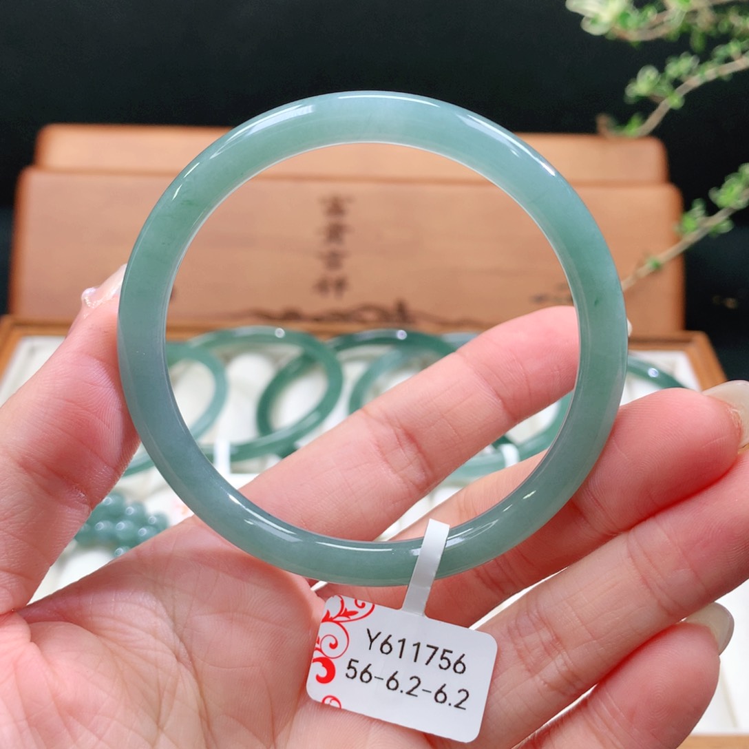 翡翠手镯未镶嵌天然