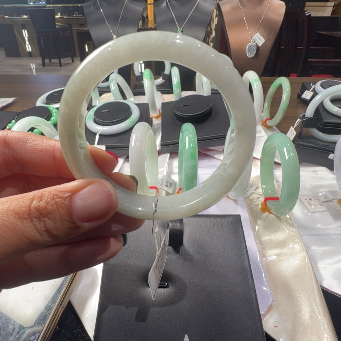 翡翠手镯未镶嵌油青色