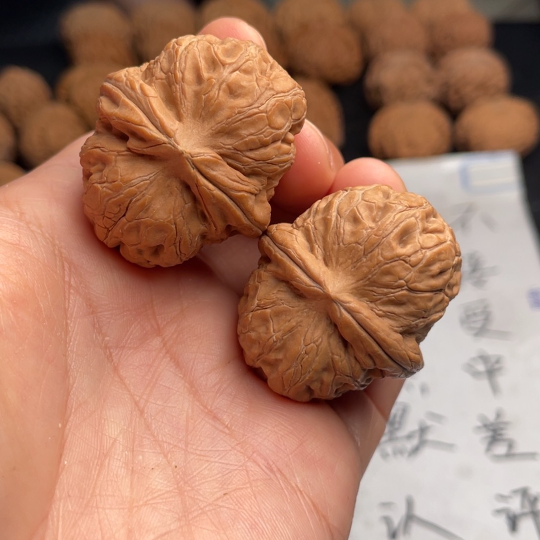 文玩核桃吊坠232。38元宝有黄