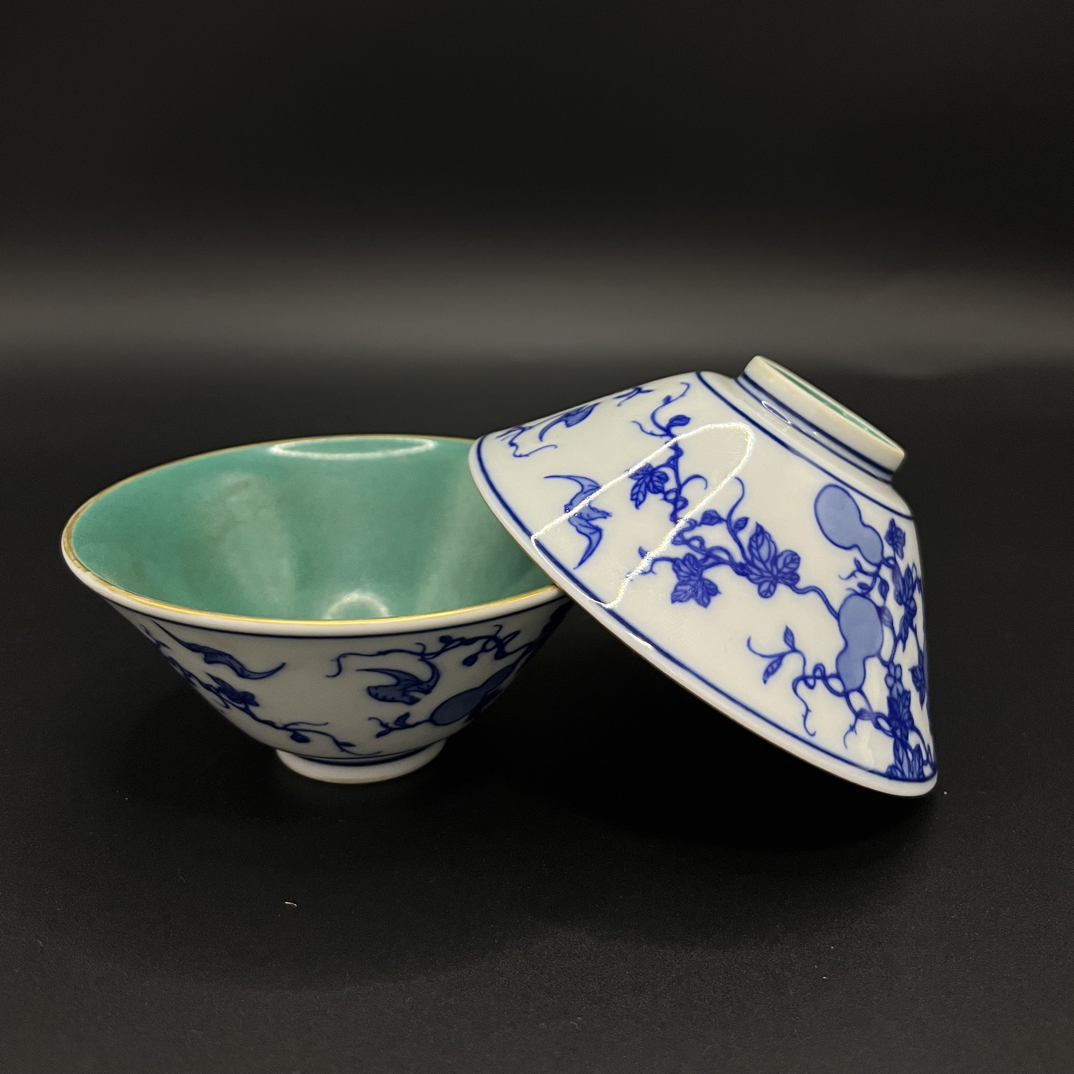 青花满工满绘一对茶杯 松石绿满底釉 满开片陶瓷主人杯手绘花纹