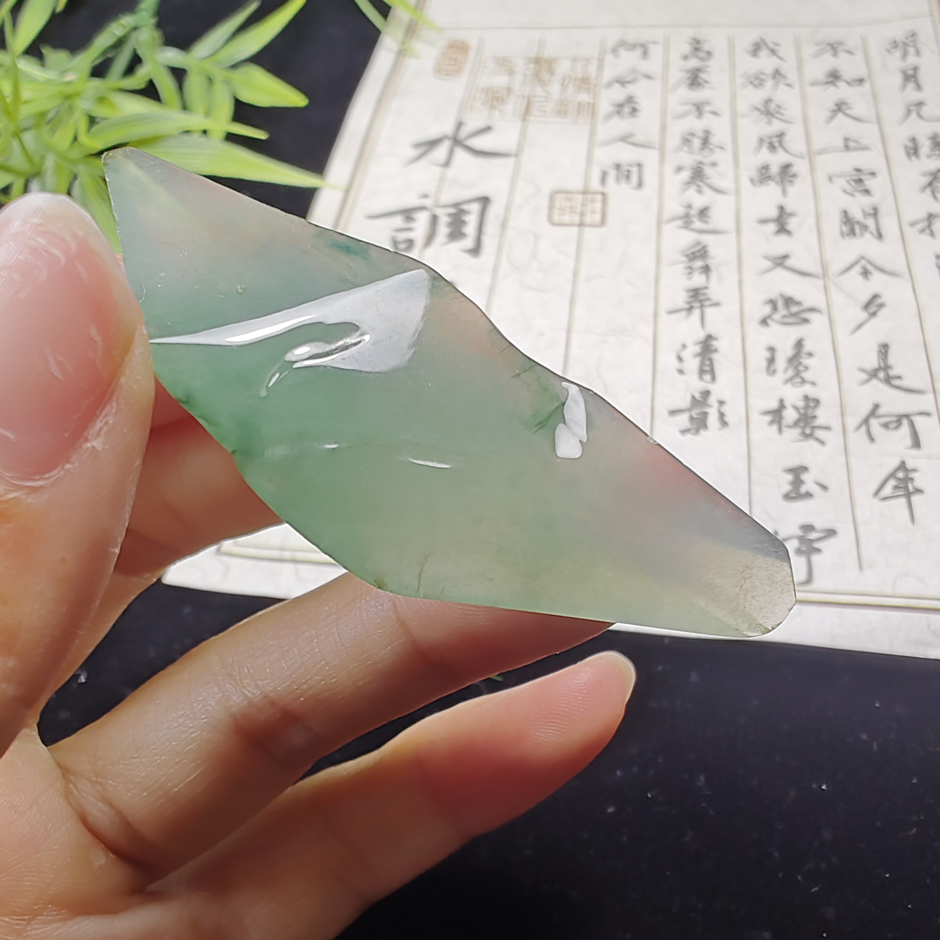 天然缅甸a货翡翠，冰飘花，可做随行，单材料。尺寸51*21*8.8