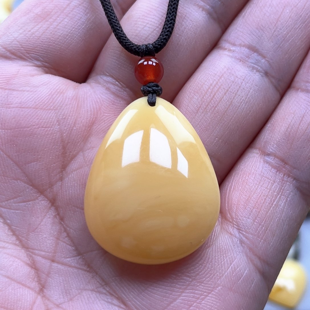 琥珀颈饰未镶嵌孙*生吊坠