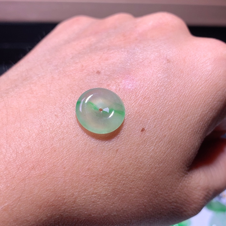翡翠裸石飘绿小扣