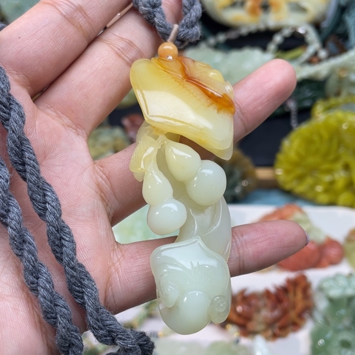 蛇纹石玉未镶嵌颈饰