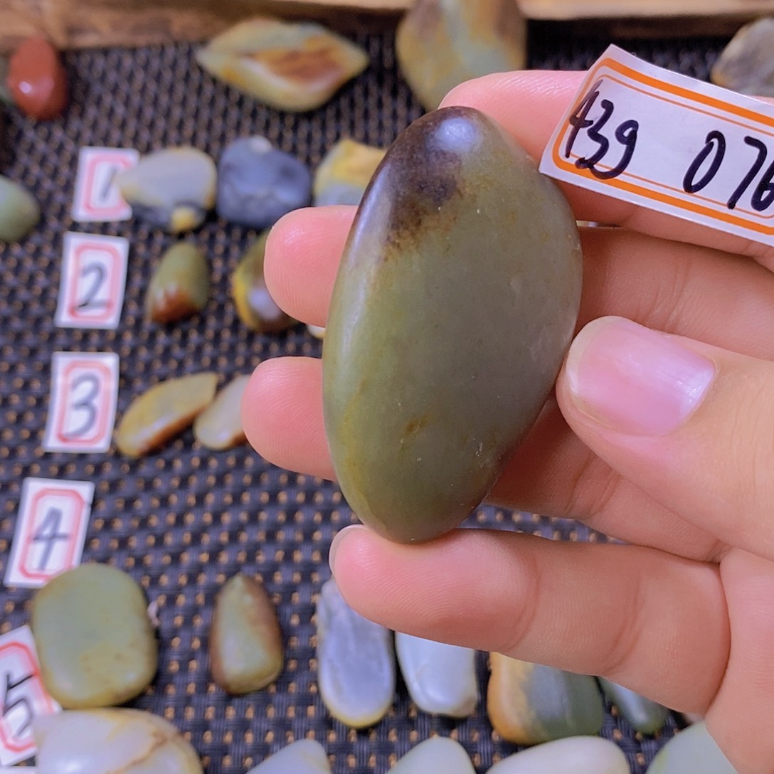 颈饰未镶嵌和田玉（糖玉）