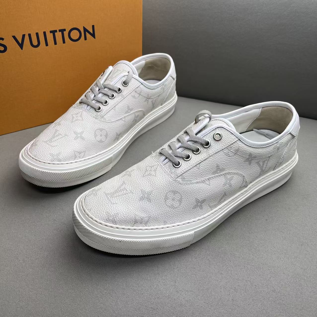 95新 LouisVuitton/路易威登 白灰色老花满印时尚百搭板鞋 42码