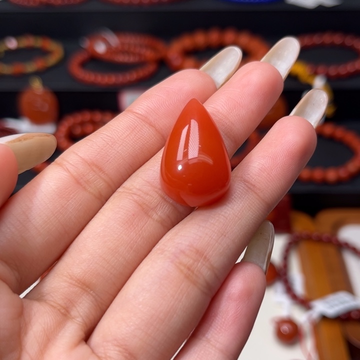 南红玛瑙未镶嵌颈饰樱桃红水滴吊坠