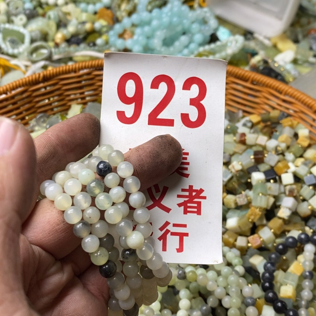 蛇纹石玉挂坠未镶嵌