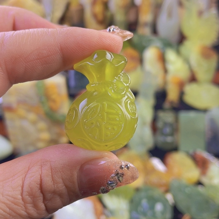 蛇纹石玉颈饰未镶嵌