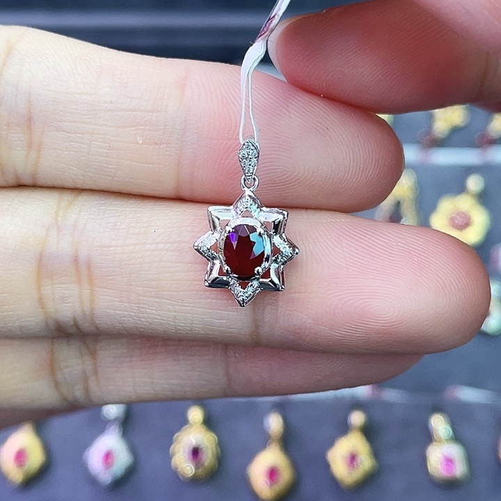 吊坠(不含链)18K金镶嵌红宝石0.60克拉鸽血红