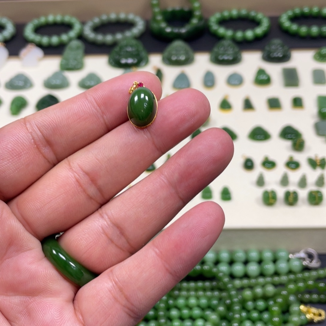 猴***宝和田玉（碧玉）18K金镶嵌颈饰