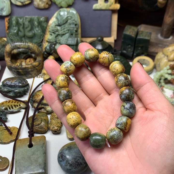 透闪石质玉未镶嵌颈饰