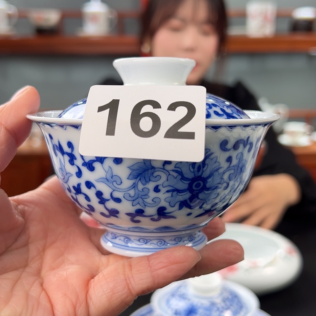 柴窑青花缠枝莲盖碗。微瑕（变形）