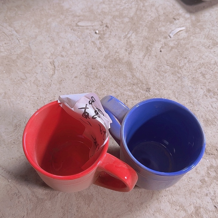 瓷杯子 红色蓝色 2 个装