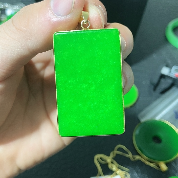 翡翠18K金镶嵌颈饰吊坠