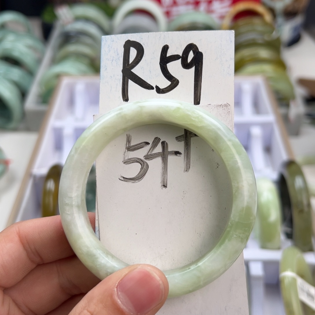 岫玉手镯未镶嵌天然岫玉微瑕，可以正常佩戴