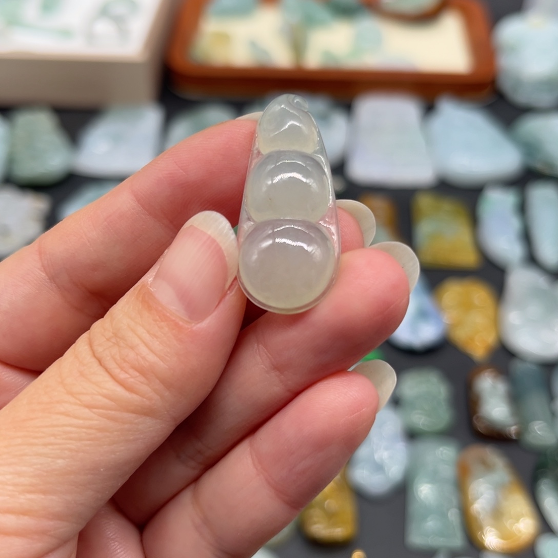 翡翠未镶嵌颈饰福豆