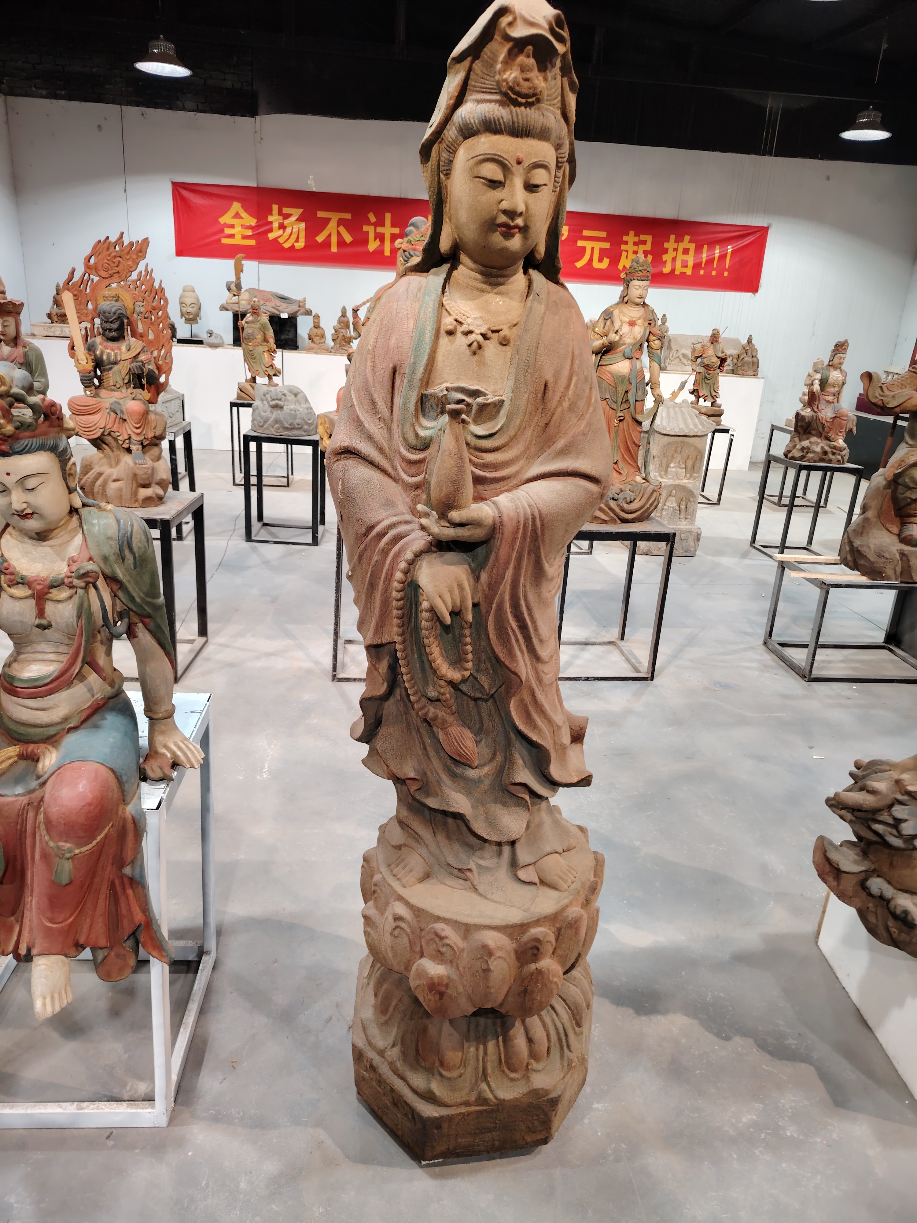 楠木彩绘人物像高180厘米