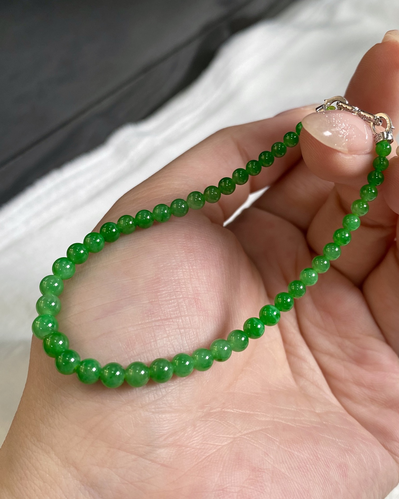翡翠辣绿小米珠手串 18k金扣 尺寸4.5mm-3.1mm