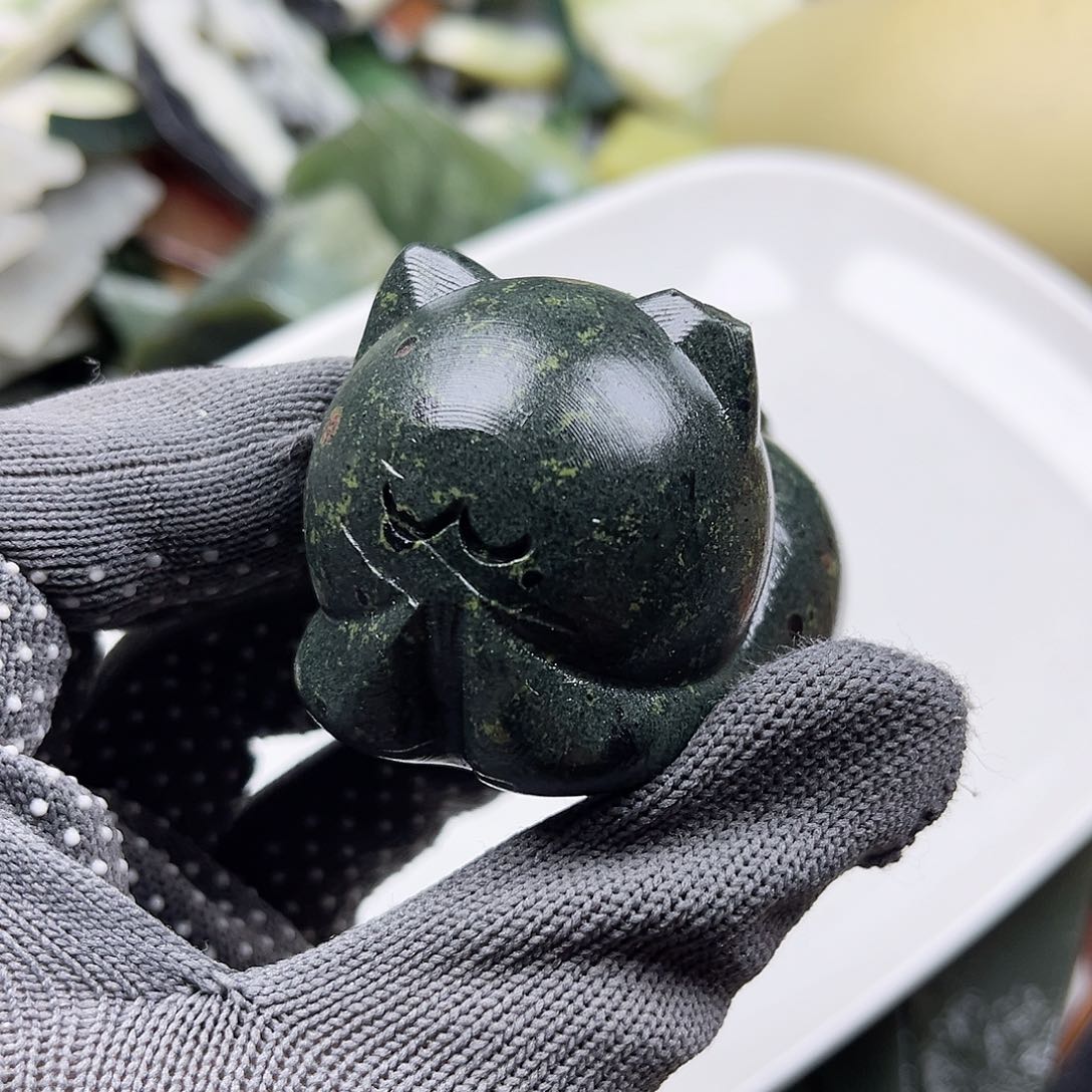 颈饰未镶嵌石英岩玉