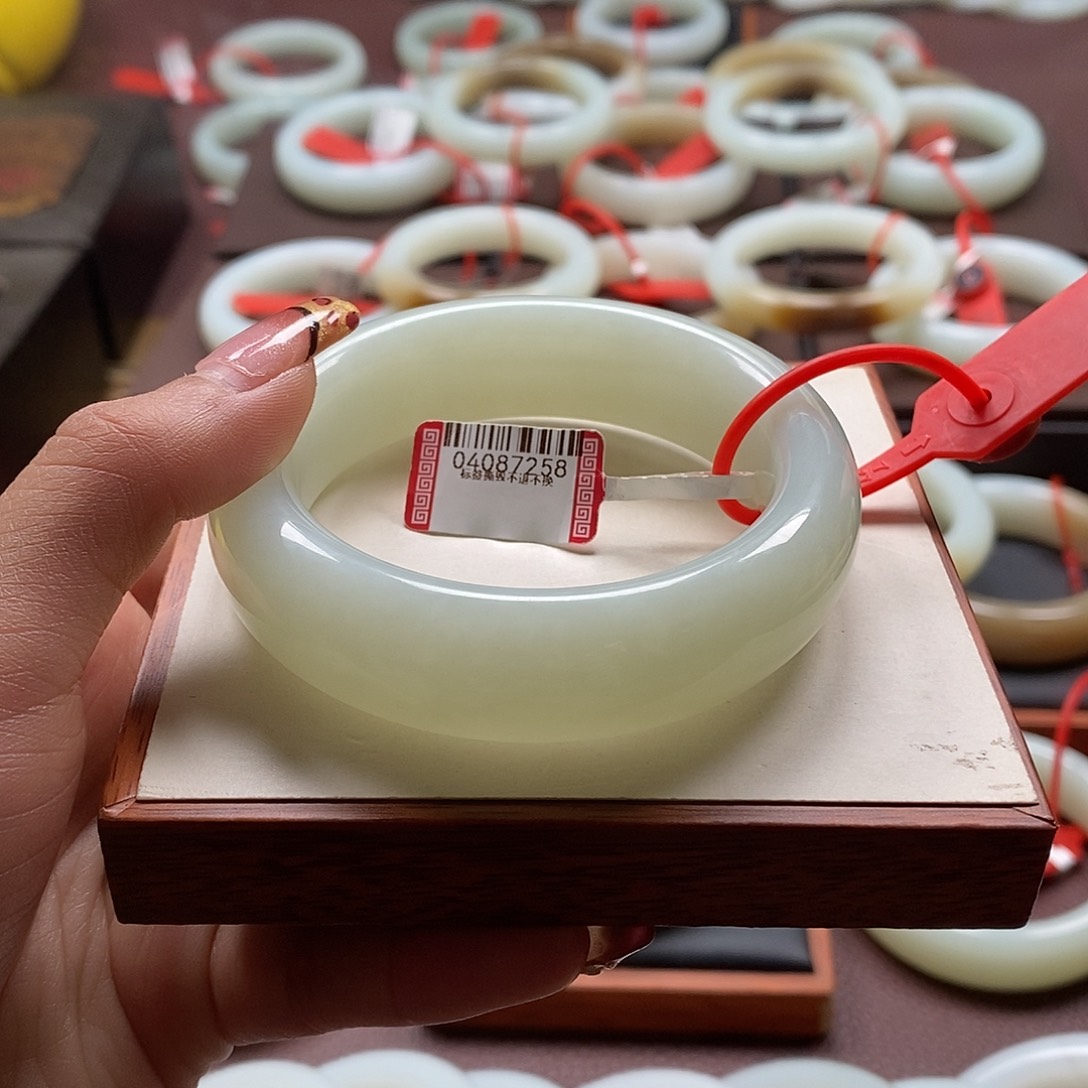 和田玉手镯未镶嵌