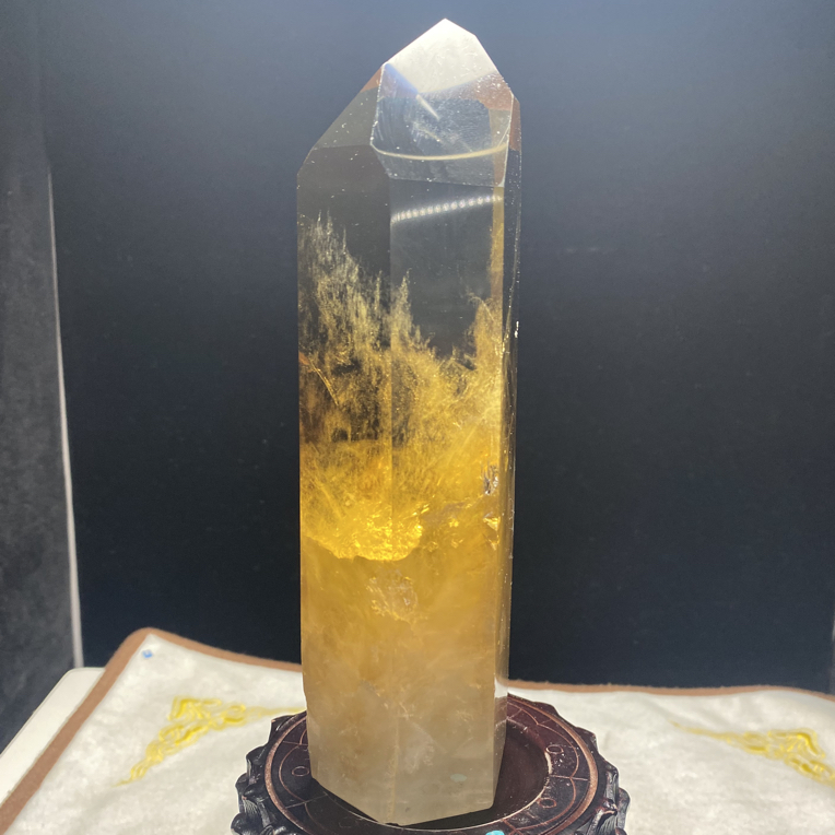 890克左右天然黄摆件黄水晶柱