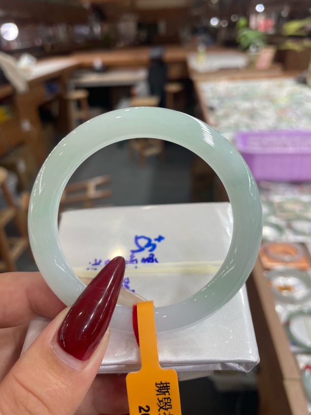 翡翠手镯冰胶晴绿圆条