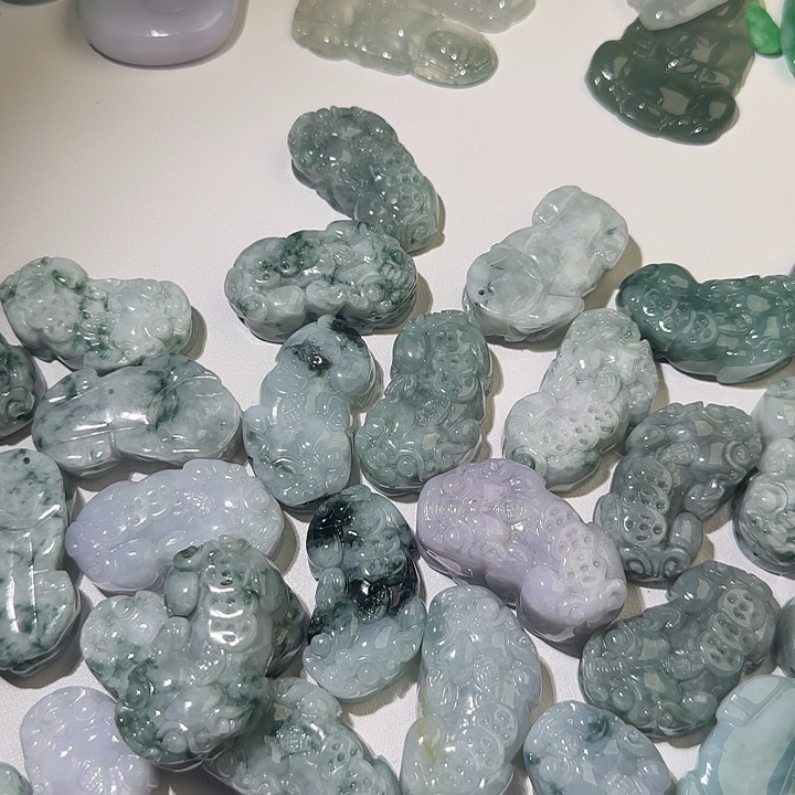 鲸***说翡翠未镶嵌颈饰翡翠