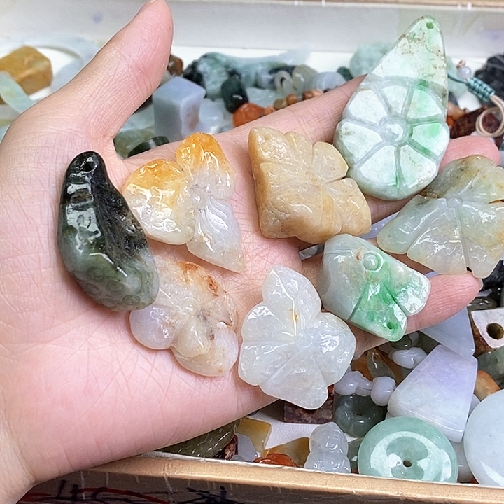 香***草翡翠未镶嵌颈饰天然翡翠