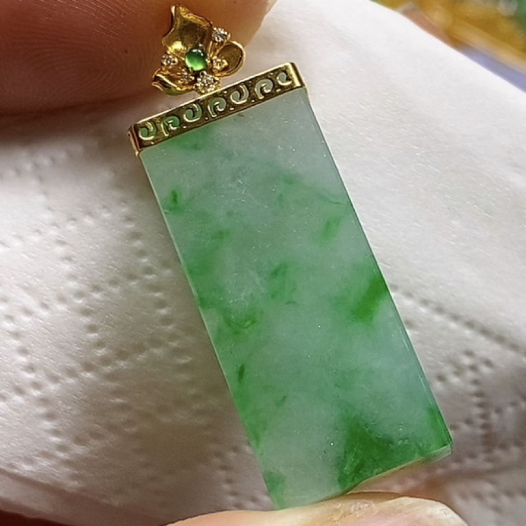 天然缅甸A货翡翠18k金镶飘绿无事牌吊坠
