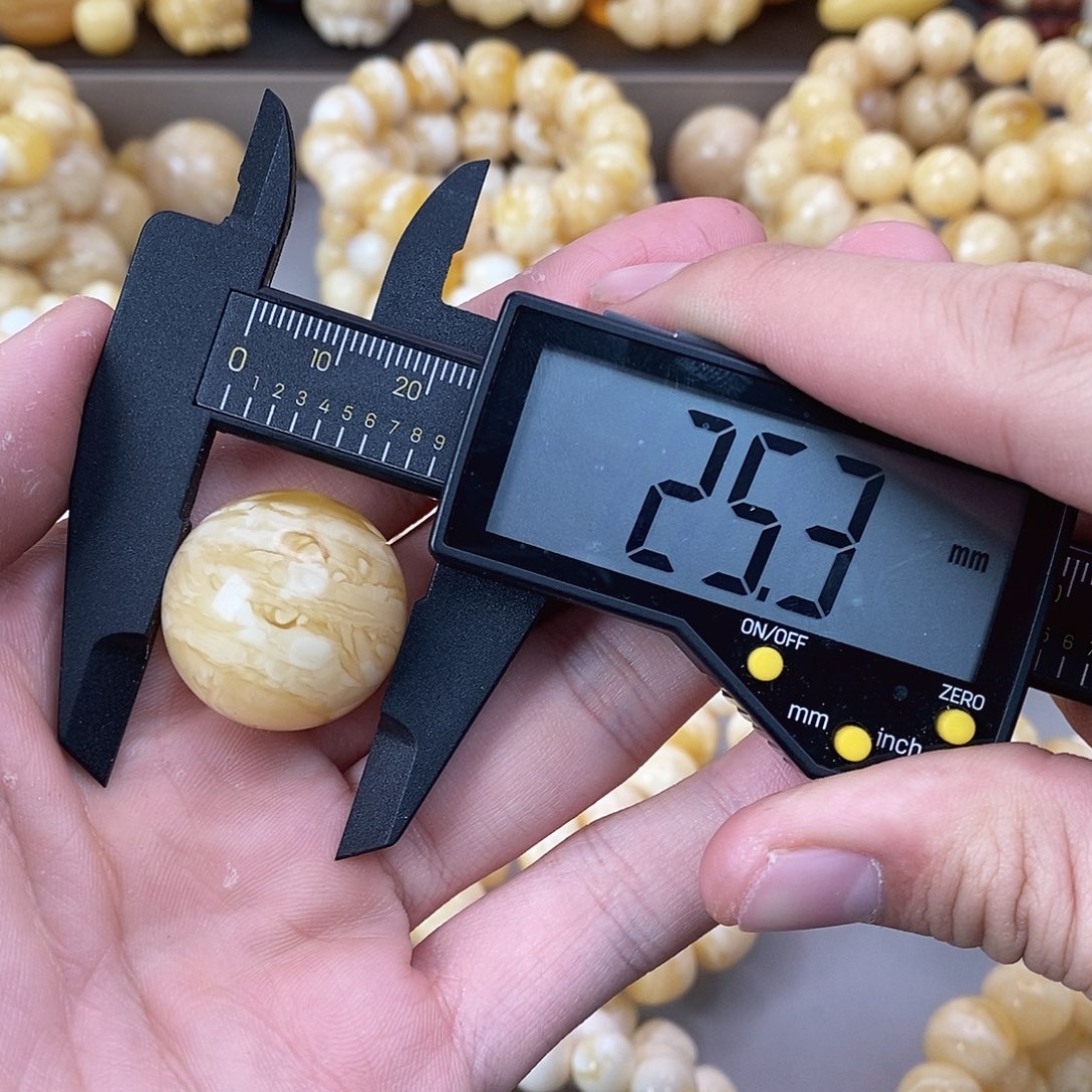 活***着蜜蜡未镶嵌珠宝奇石