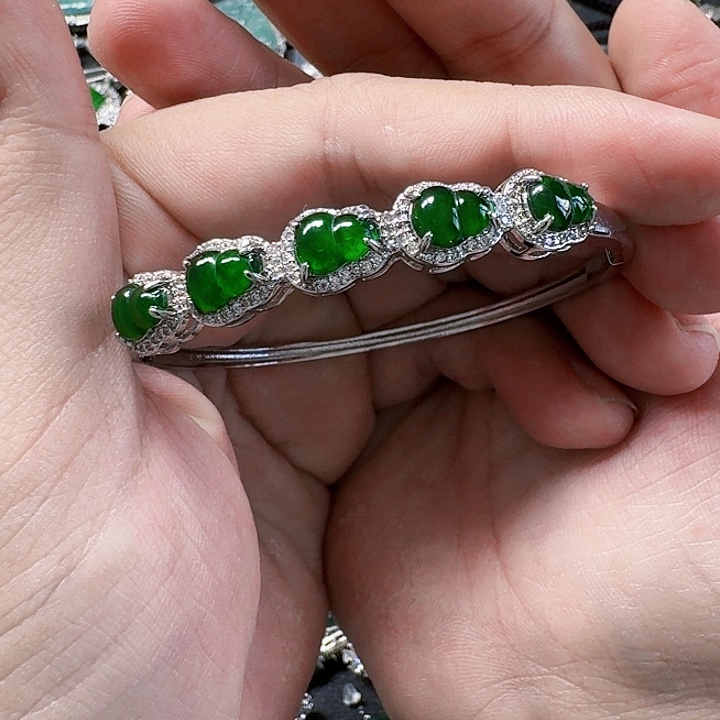 翡翠颈饰未镶嵌天然A货翡翠放漏