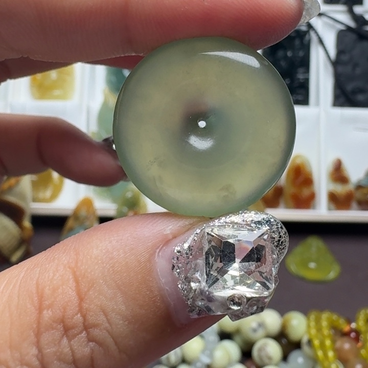 未镶嵌蛇纹石玉吊坠