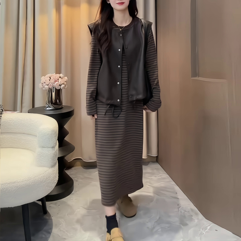 大码女装秋季咖色时尚条纹两件套连衣裙显瘦韩系风时尚气质套装