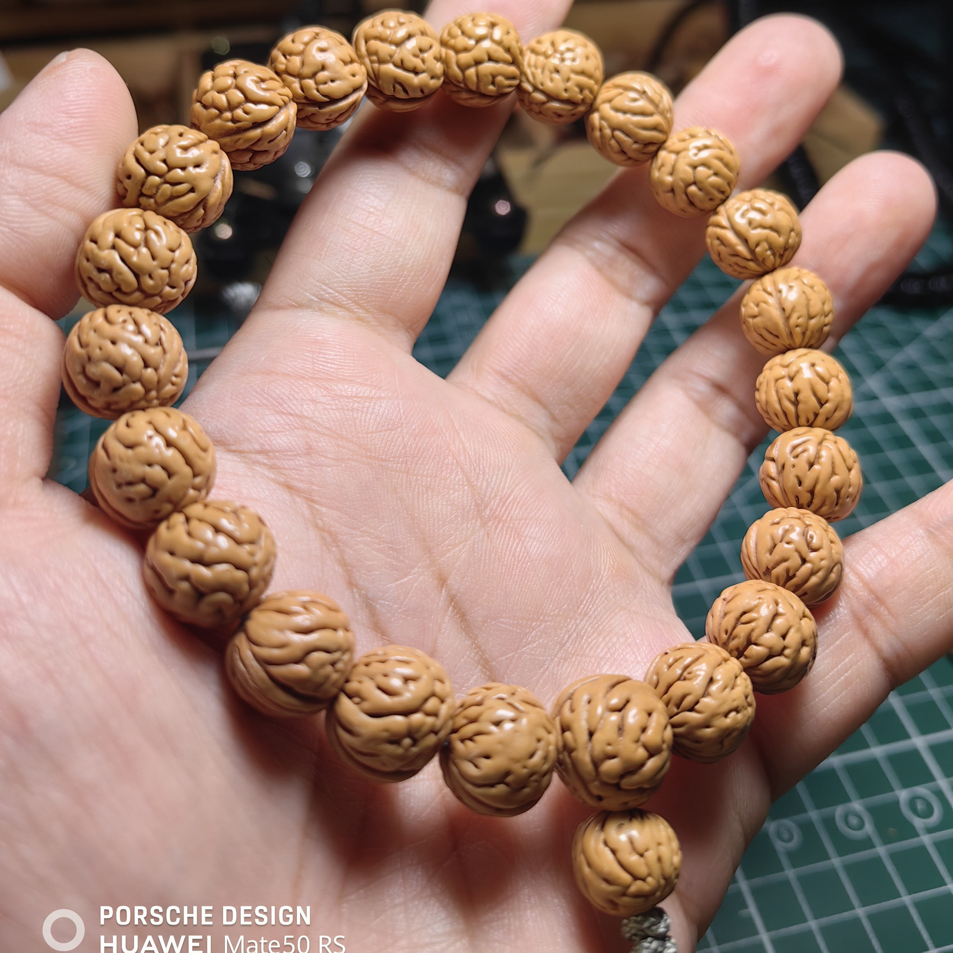 桃核手串，手持，大肠纹