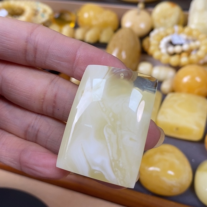 琥珀裸石未镶嵌无事牌