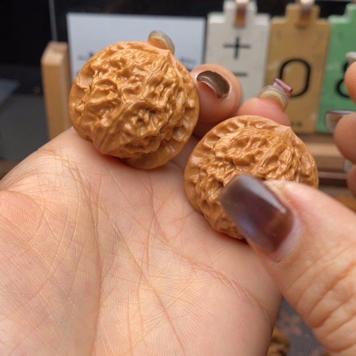 爱***子把件文玩核桃瓷娃娃