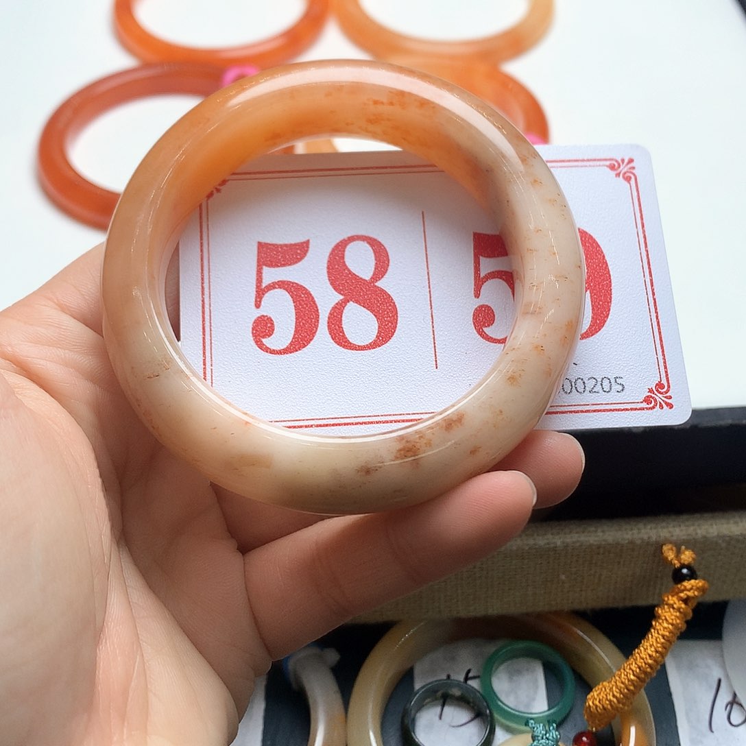 未镶嵌石英质玉（黄龙玉）手镯小****询