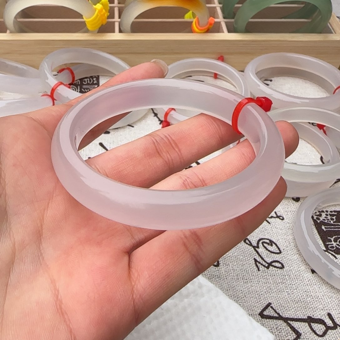 玛瑙/玉髓手镯未镶嵌我****钟