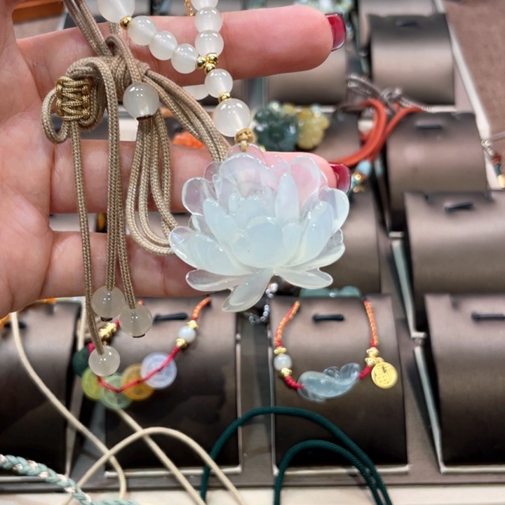 蛇纹石玉颈饰未镶嵌