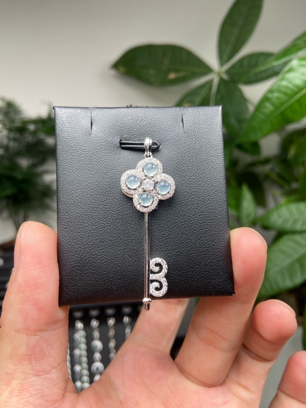 S925银镶嵌天然A货翡翠吊坠