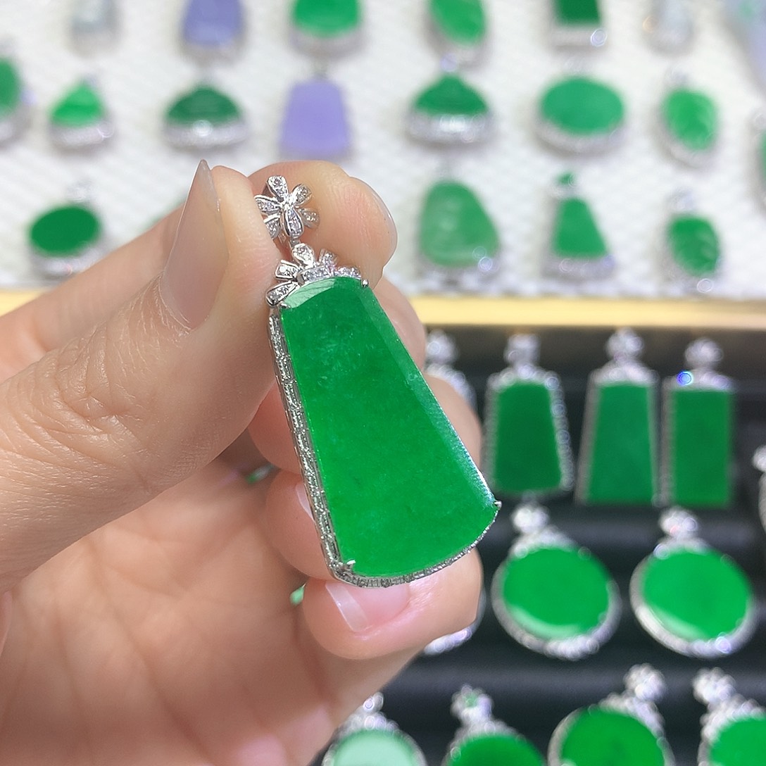 颈饰18K金镶嵌翡翠吊坠